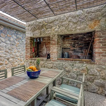 2 Bedroom Pet Friendly In *